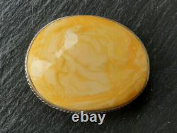 Große Brosche in Silber gefasst amber natural yellow white